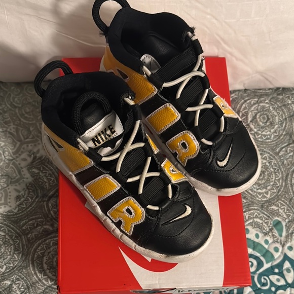 Nike Black and Yellow Sneakers Bold Design - Picture 2 of 3